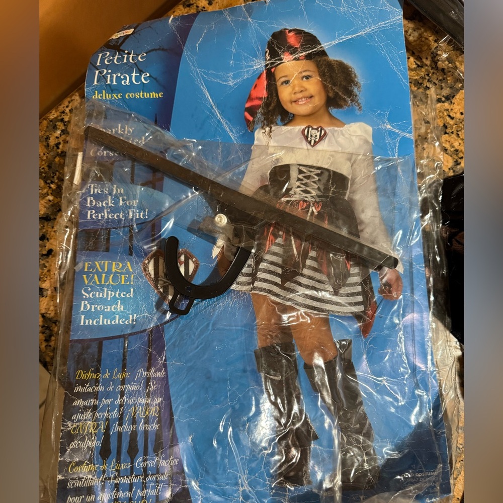 Girls pirate costume size 4-6 size small - Picture 2 of 5